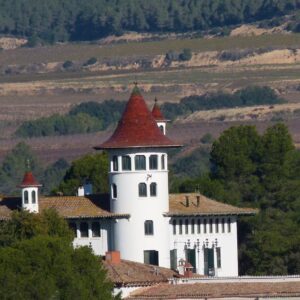 Gran finca vinícola del Penedès rodeada de viñas, cerca de Sitges