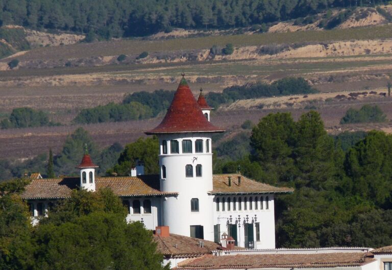 Gran finca vinícola del Penedès rodeada de viñas, cerca de Sitges