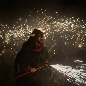 Correfoc de Santa Tecla en Sitges, diablos y chispas de fuego en la noche