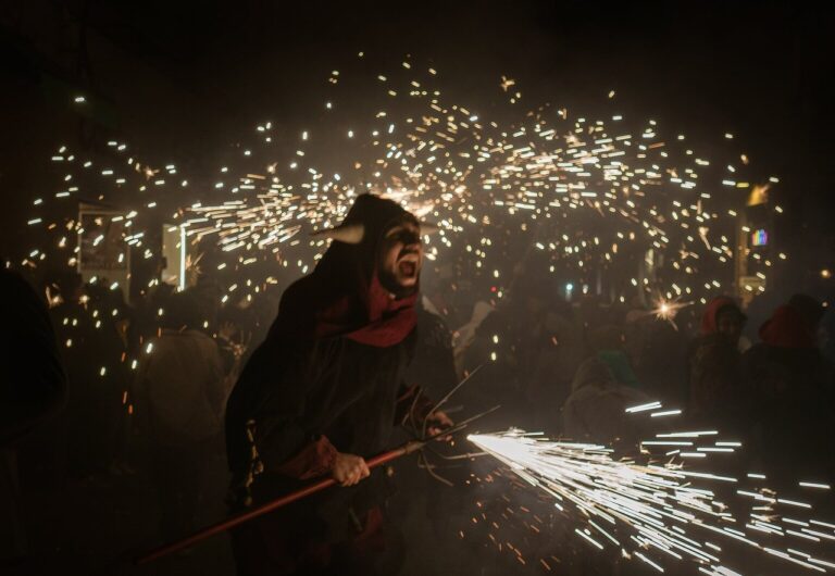 Correfoc de Santa Tecla en Sitges, diablos y chispas de fuego en la noche