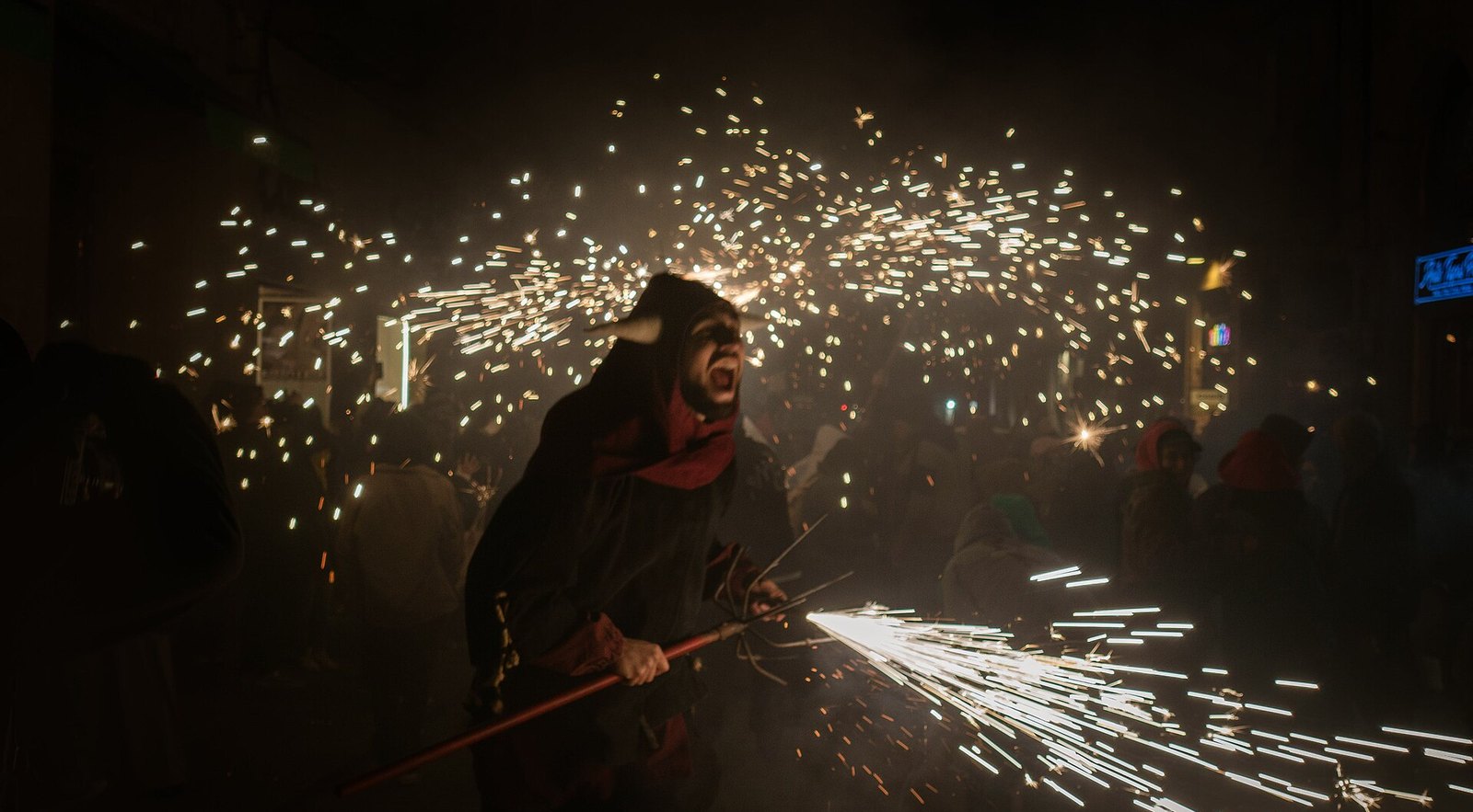 Correfoc de Santa Tecla en Sitges, diablos y chispas de fuego en la noche