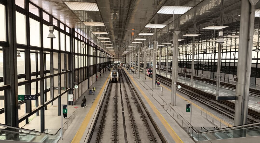Estación de tren de Sitges en la línea Rodalies R2 Sud, a un corto paseo del casco antiguo