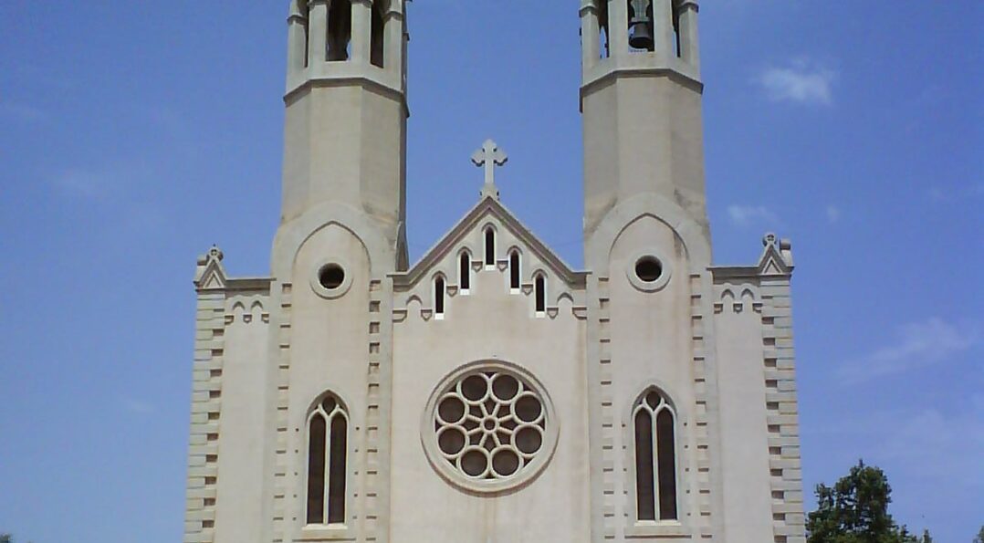 La tranquila plaza central y la iglesia de Sant Pere de Ribes cerca de Sitges
