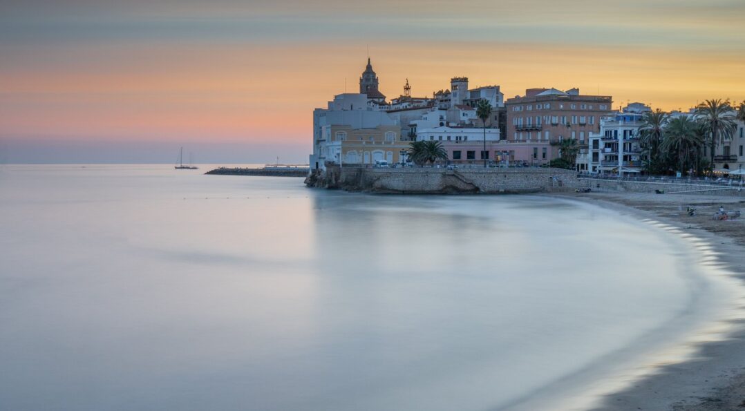 Playa de Sitges al atardecer, donde se celebra en verano el cine a la fresca