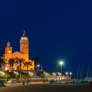 Cine a la fresca en Sitges: paseo de la Platja de la Fragata e iglesia de Sant Bartomeu de noche