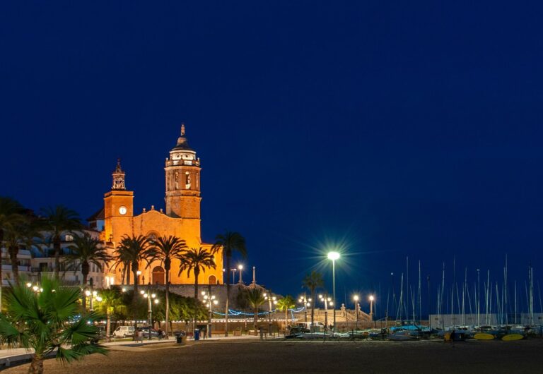 Cine a la fresca en Sitges: paseo de la Platja de la Fragata e iglesia de Sant Bartomeu de noche