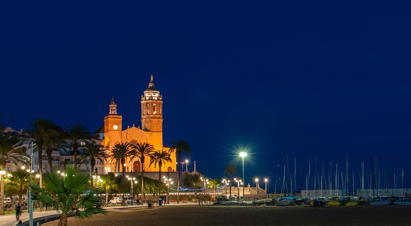 Cine a la fresca en Sitges: paseo de la Platja de la Fragata e iglesia de Sant Bartomeu de noche