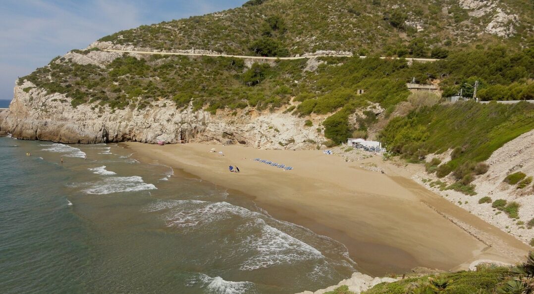 Cala Morisca, una de las calas escondidas de Sitges en la costa del Garraf