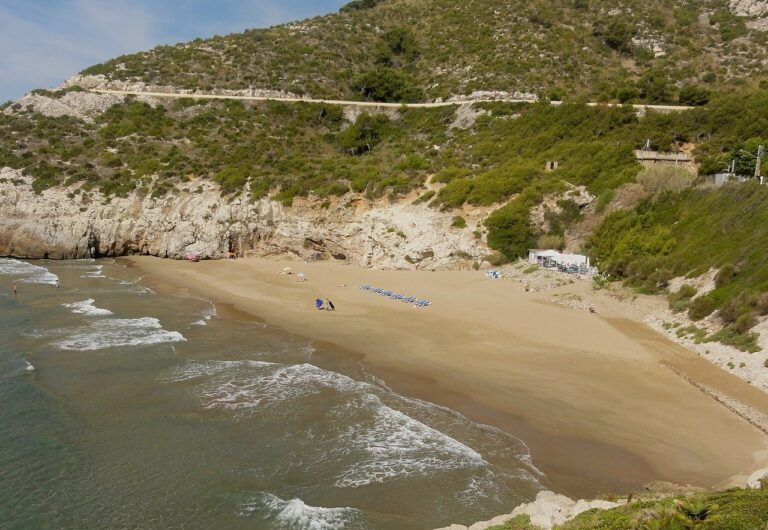 Cala Morisca, una de las calas escondidas de Sitges en la costa del Garraf