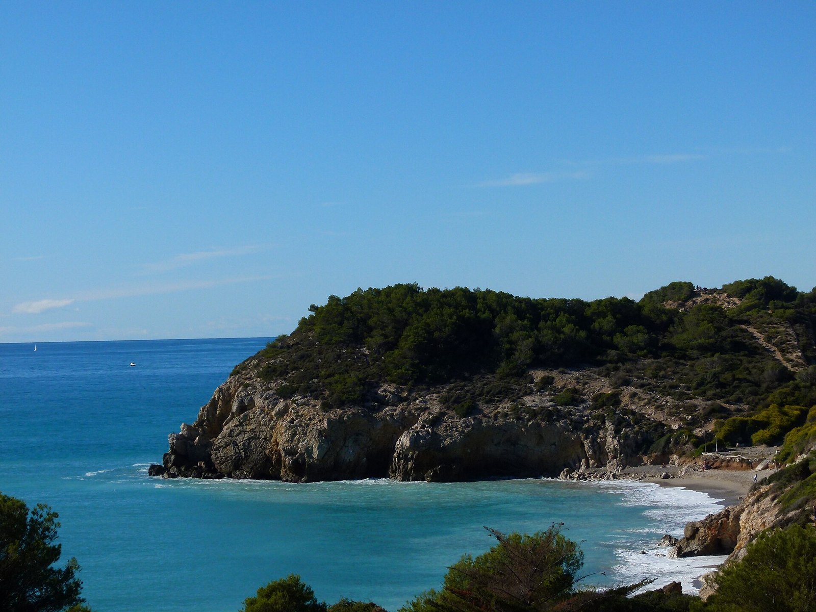 Punta de la Desenrocada y Platja de l’Home Mort, calas salvajes al sur de Sitges