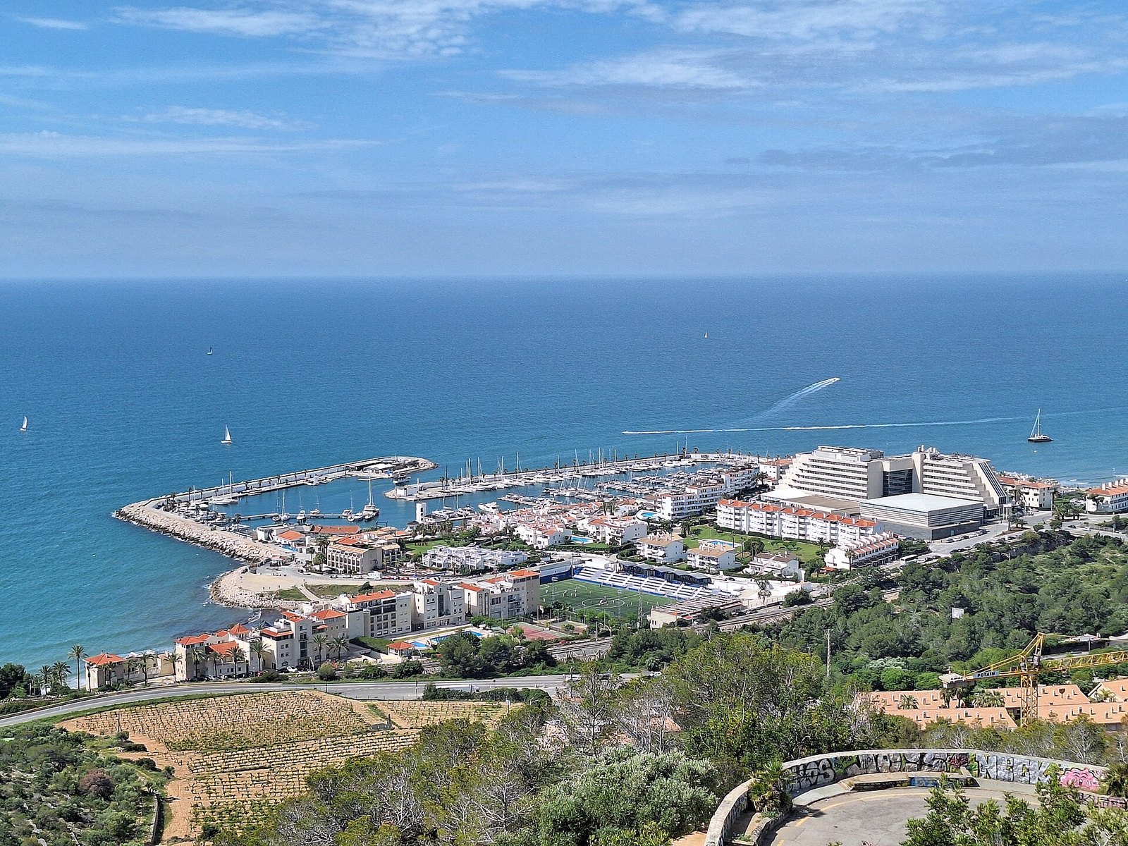 Port d’Aiguadolç en Sitges, punto de partida para descubrir las calas de Sitges desde el mar