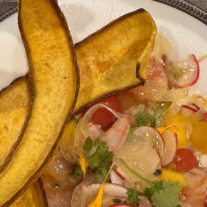 Ceviche de gambas con espuma de coco y chips de platano en el restaurante Hibou de Sitges