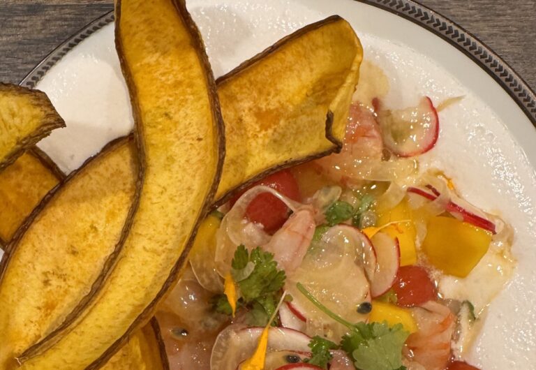 Ceviche de gambas con espuma de coco y chips de platano en el restaurante Hibou de Sitges