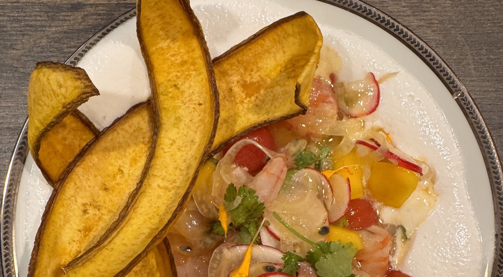 Ceviche de gambas con espuma de coco y chips de platano en el restaurante Hibou de Sitges