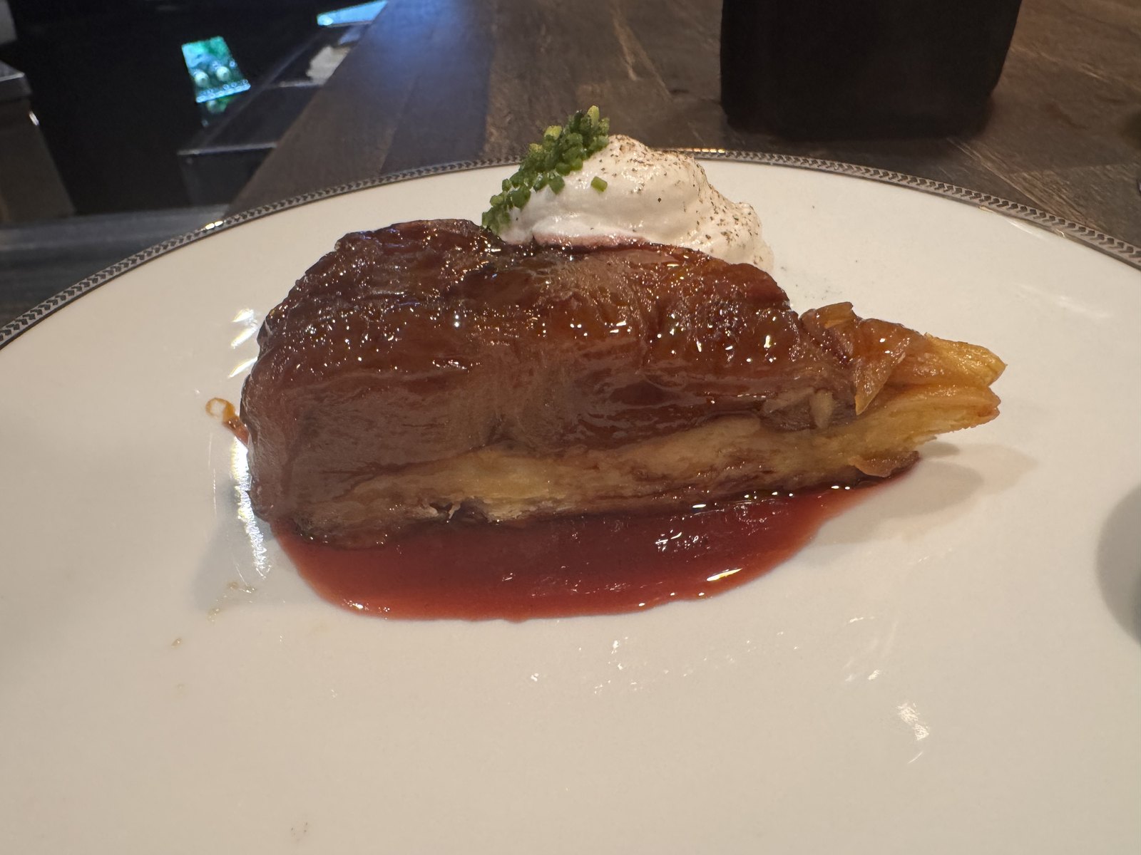 Tarte tatin de cebolla servida en el restaurante Hibou de Sitges