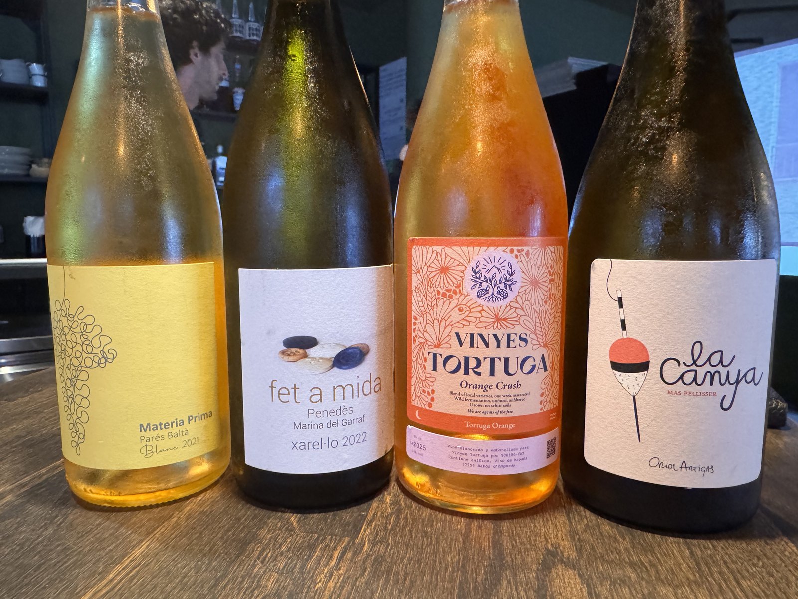 Botellas de vino natural seleccionadas por la sumiller del restaurante Hibou en Sitges
