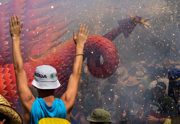 Eventos en Sitges: un drac que escupe fuego en el correfoc de la Festa Major de Sant Bartomeu