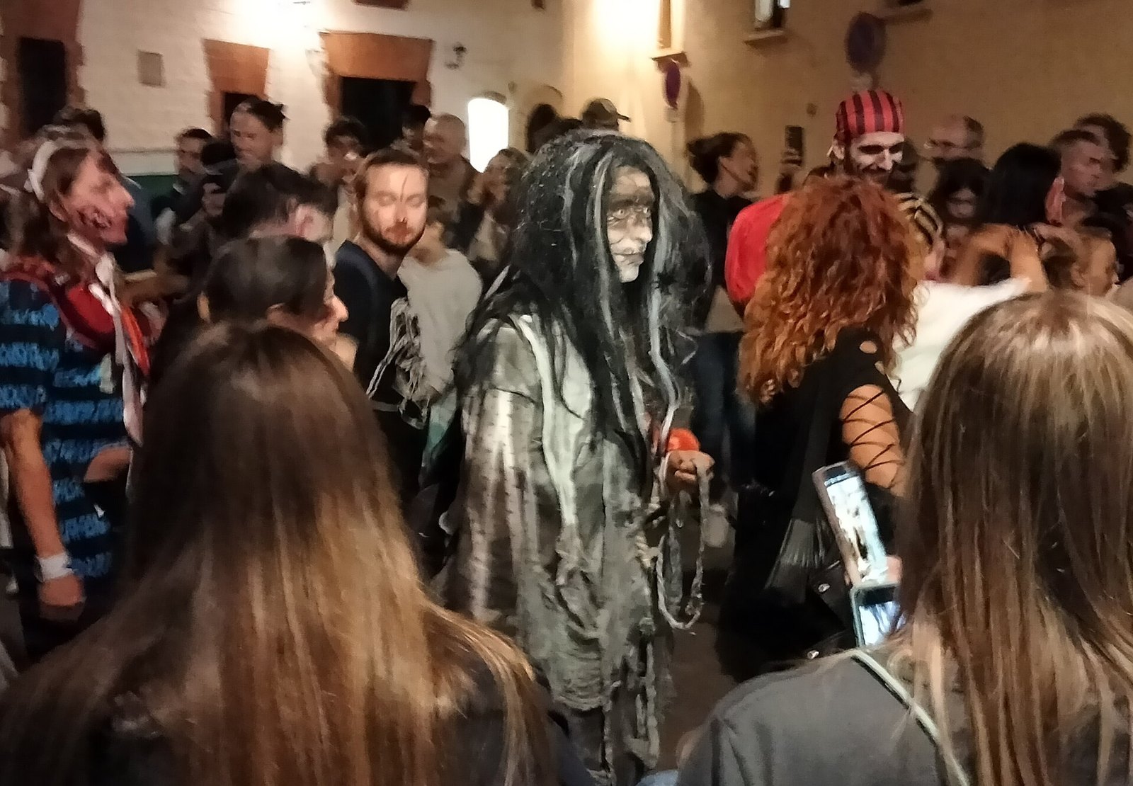 Eventos en Sitges en octubre: la Zombie Walk del Festival de Cine de Sitges en la plaza del Ayuntamiento