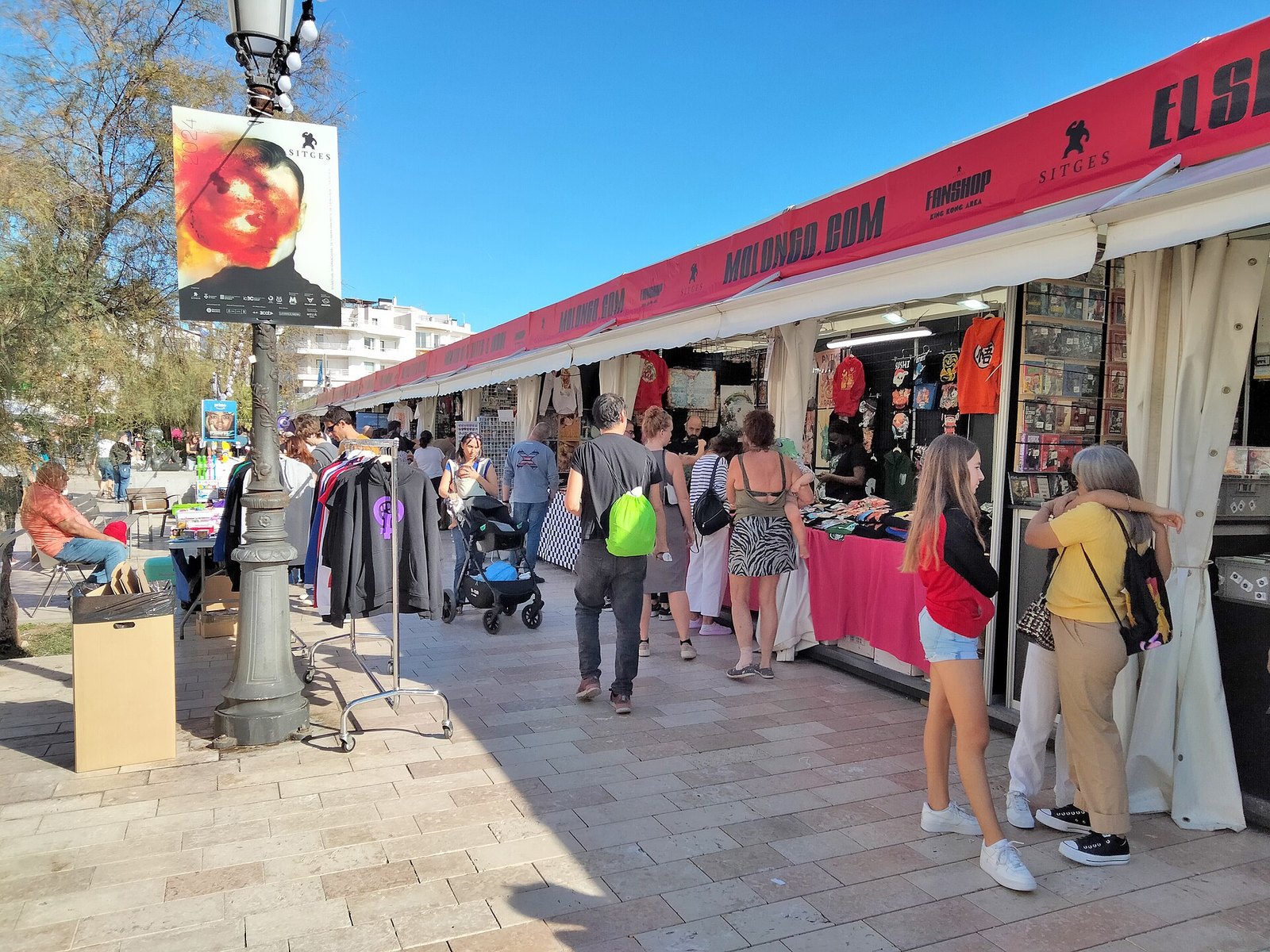 Puestos de la fanshop y carteles del festival de cine de terror de Sitges en una calle del paseo marítimo