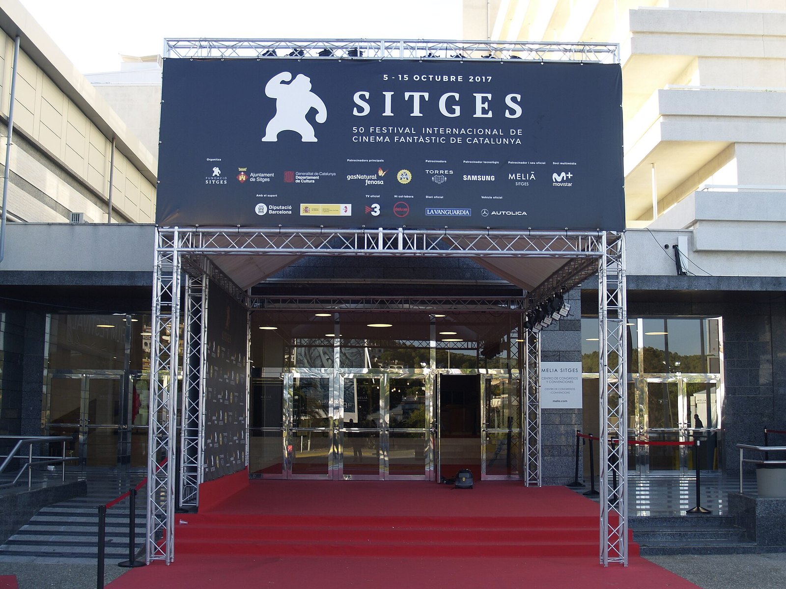 Alfombra roja del festival de cine de terror de Sitges a la entrada del Hotel Melià Sitges