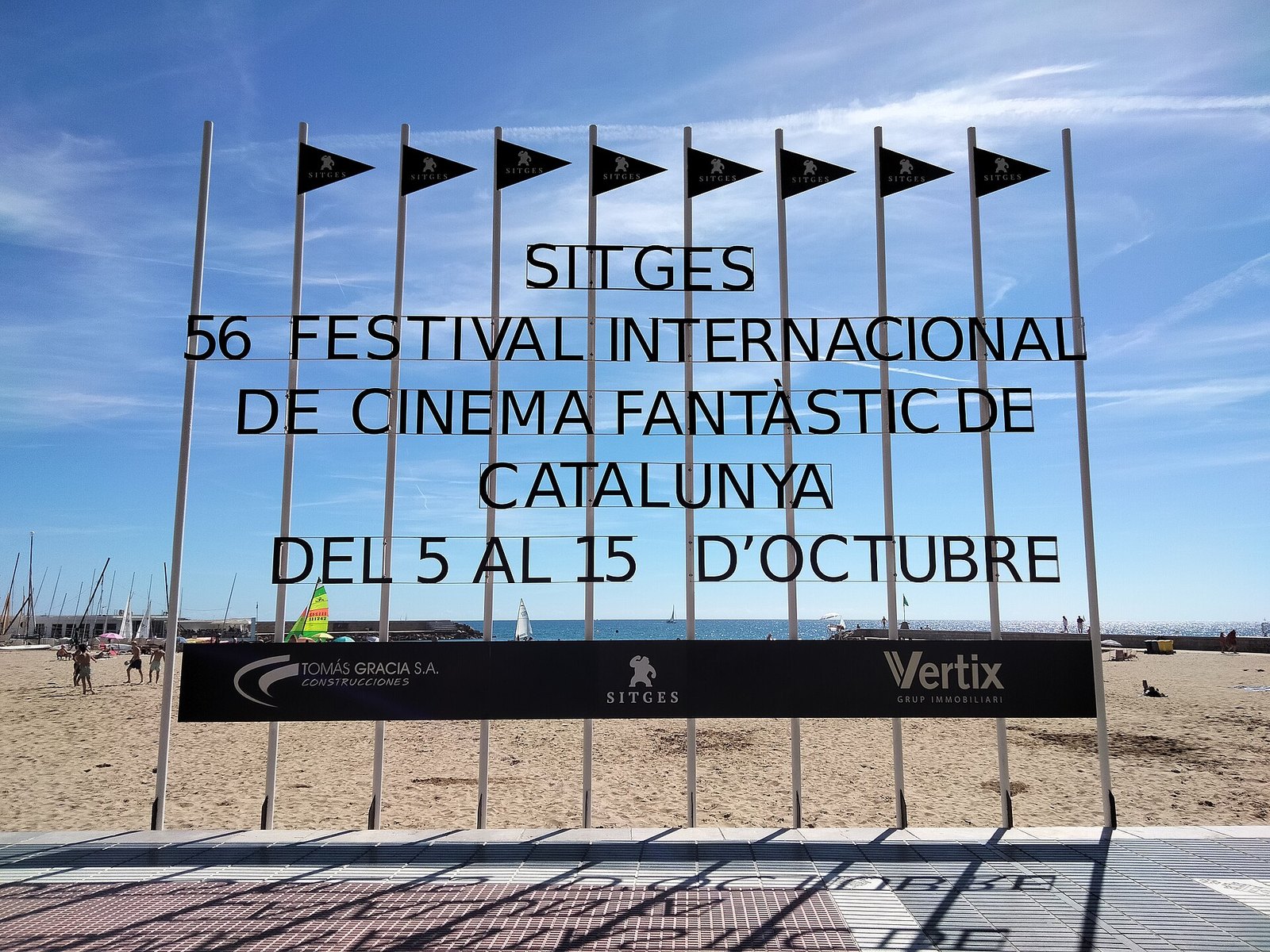 Cartel del festival de cine de terror de Sitges en el paseo marítimo anunciando las fechas de octubre