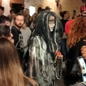 Multitud de la Zombie Walk durante el festival de cine de terror de Sitges en el casco antiguo