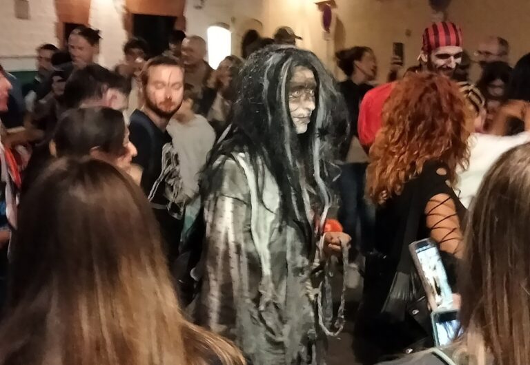 Multitud de la Zombie Walk durante el festival de cine de terror de Sitges en el casco antiguo