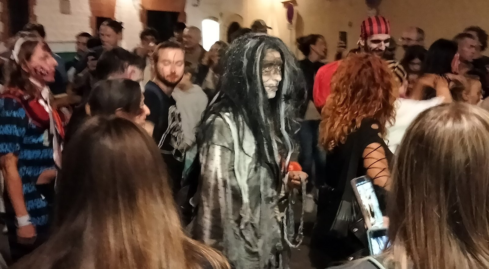 Multitud de la Zombie Walk durante el festival de cine de terror de Sitges en el casco antiguo