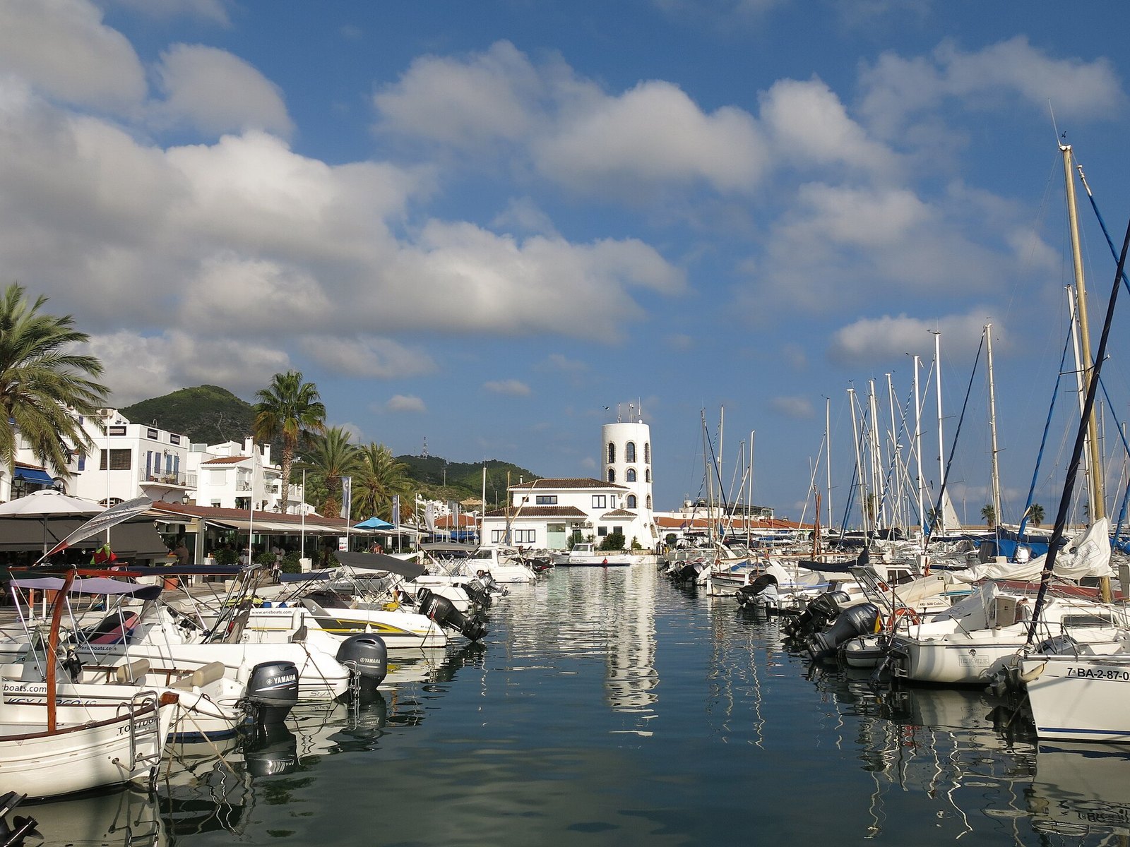 Barcos en el Port d'Aiguadolç, una zona tranquila donde alojarse en Sitges