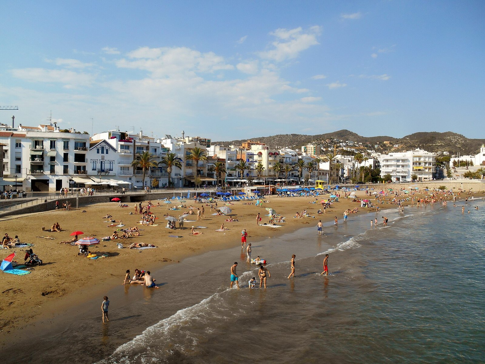 Platja de Sant Sebastià, una playa tranquila donde alojarse en Sitges en familia